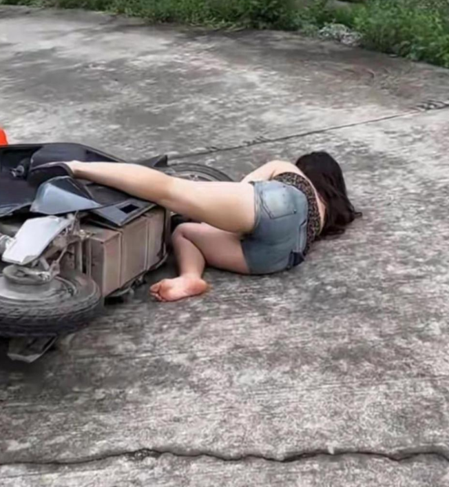 这种情况我要不要过去扶她一下！哈哈哈哈 [大笑][大笑][大笑][大笑][大笑]