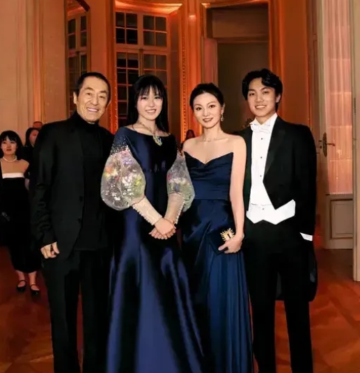 实际上，张艺谋，作为顶级“大咖”，生下3个孩子，才是他最明智的选择:

1. 他