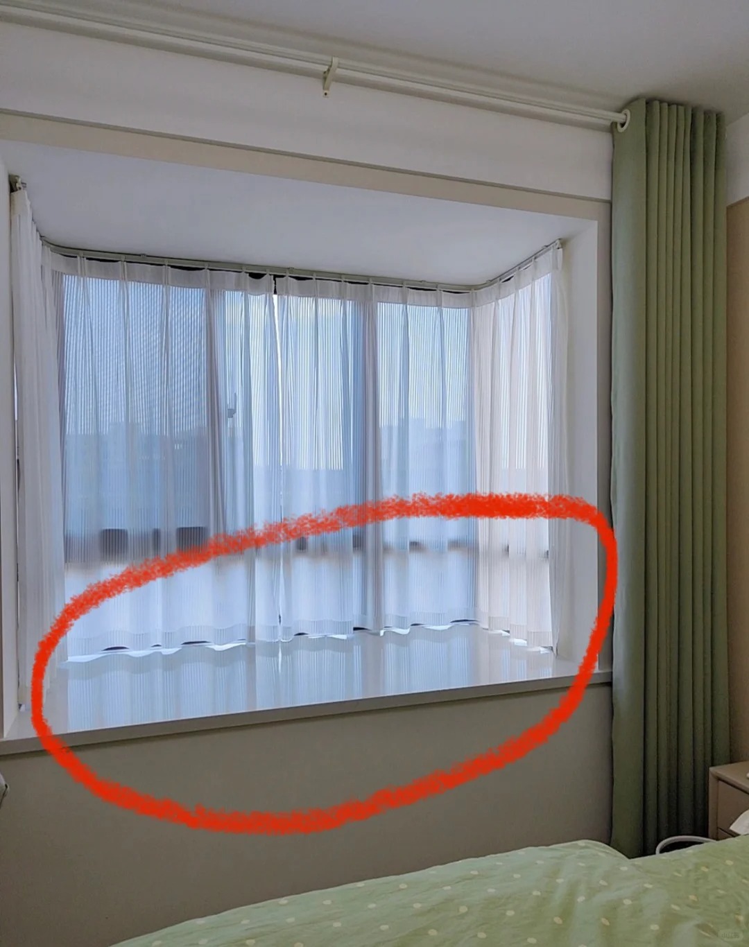 这个飘窗是不是只能空着吃土了？
救命姐妹们这个飘窗怎么改造？
让我抄抄作业