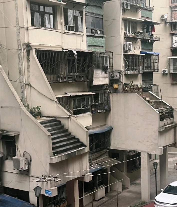 听说重庆当地人下楼都是过跳的！哈哈哈！[开怀大笑][开怀大笑][开怀大笑]