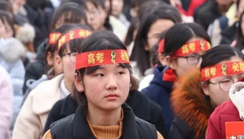 取消高三复读势在必行，刻不容缓？

首先为什么会有这样的观点，无外乎以下几个原因