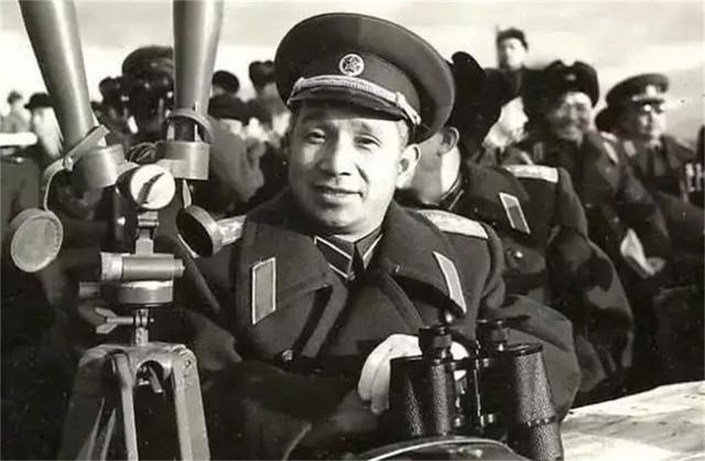 1955年，我国召开军衔授予大会。然而许世友不满授衔，跑去周总理办公室告状，而周