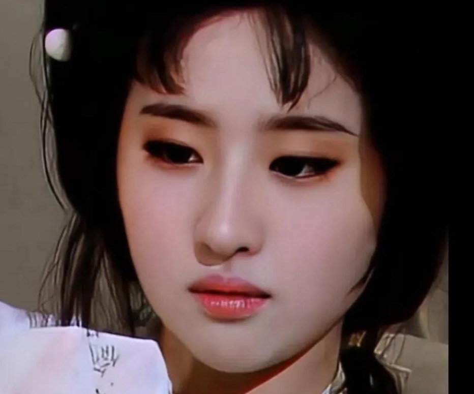 提到林妹妹，便想起如花似玉、我见犹怜的陈晓旭。而刘亦菲版本的林妹妹，长相清丽脱俗