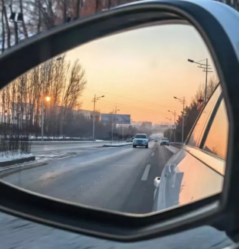 返程时，老公的堂妹说想搭我们的车，我正准备答应，老公却一把拉住我，说：搭车可以，