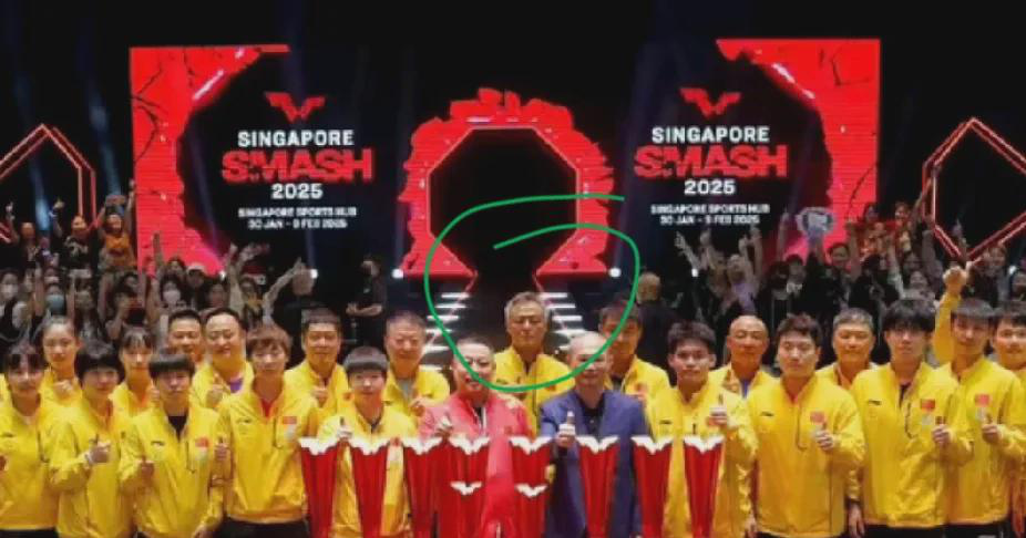 国乒教练组最新合影引发关注。秦志戬稳居画面中央位置，左右两侧分别是女队主帅马琳和