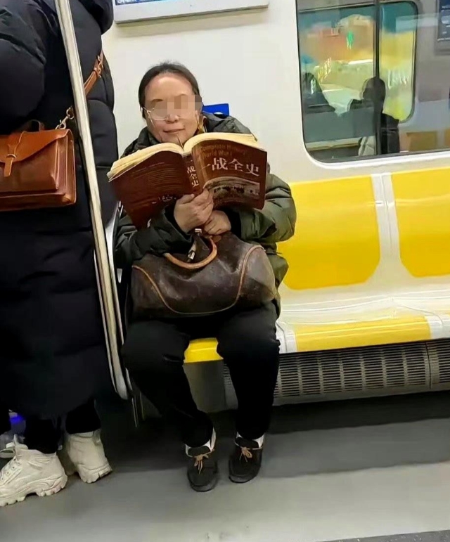 在社会的大舞台上，大妈们就像一群独特的存在。她们永远有着自己的节奏和风采，仿佛是