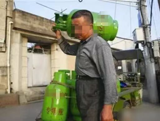 “这就是不结工资的后果。” 广东佛山，男子辞工不干了，老板不愿意结工资，还声称要