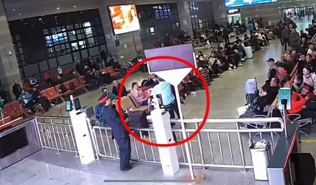 北京西站候车大厅，一男子醉酒后寻衅滋事，吓得候车的旅客纷纷逃窜。民警为了稳定秩序