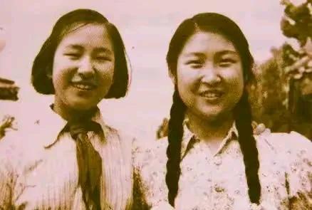 毛泽东的女儿李敏和李讷，虽然是同父异母，但是二人感情很好，李讷长相更相似一些，李