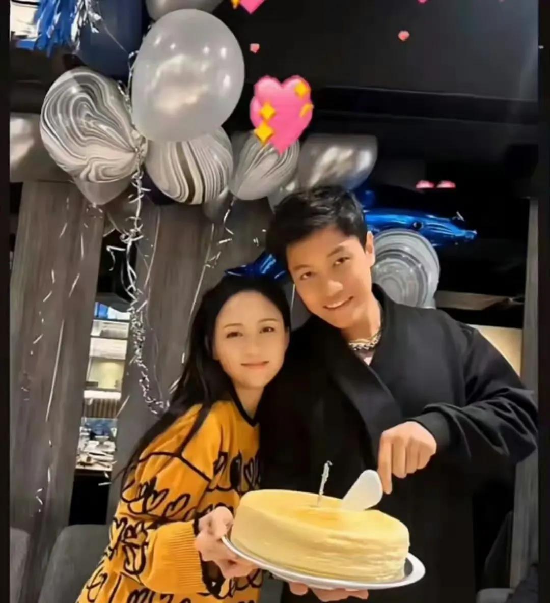 陈乔恩为老公艾伦庆祝生日，看到他们合影不说的话还以为是陈乔恩生日，陈乔恩为了给老
