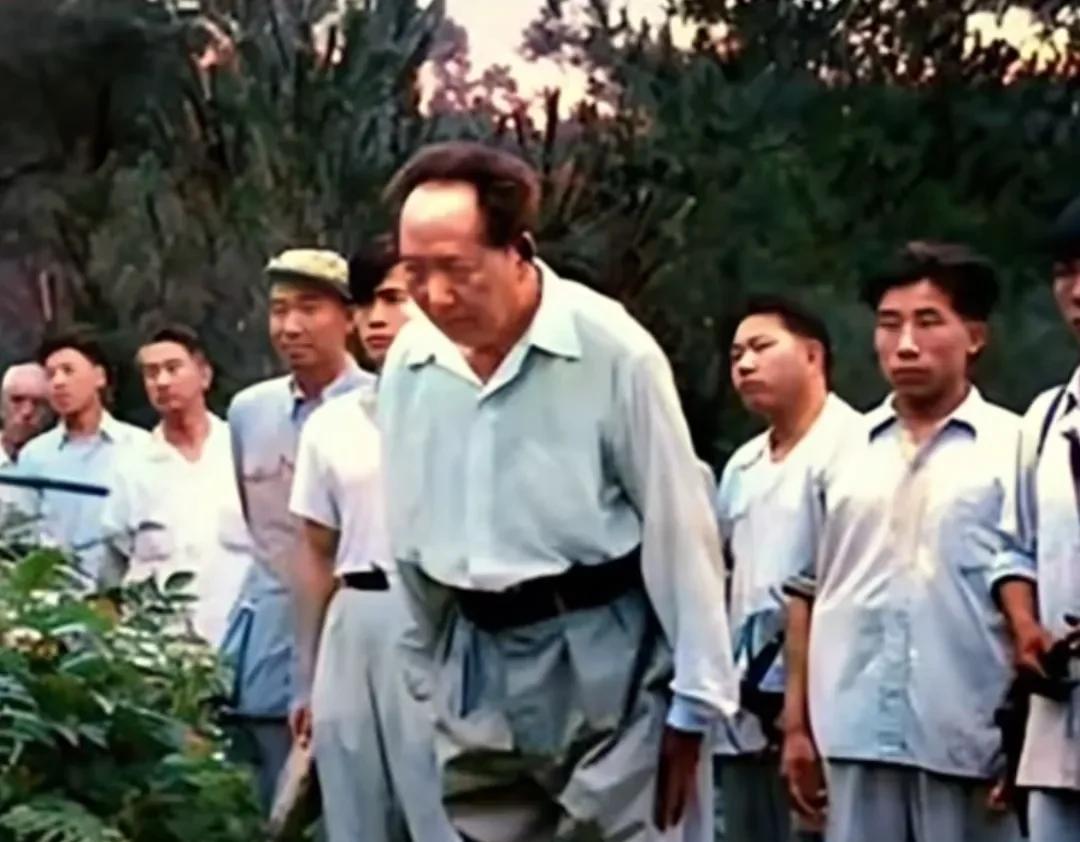 这是1959年毛主席回到韶山时，在父母墓前拜谒时的一张留影(后期高清数码上色)；