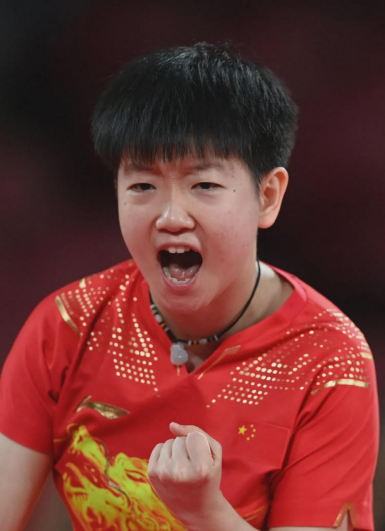 这是wtt新加坡大满贯温暖欢乐的一幕！莎莎赢球，队友疯狂庆祝，感觉特别好，就像自