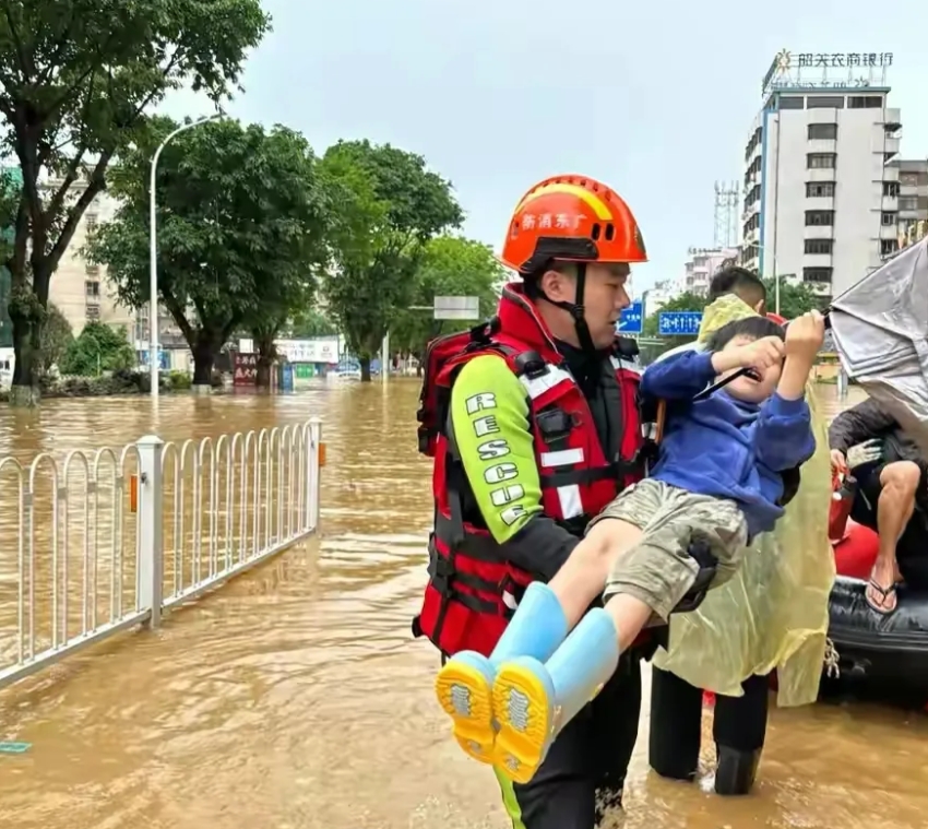 广东省尽全力应对韶关暴雨洪灾，在采取各项防洪抢险措施的同时，突出强调：“全力救援