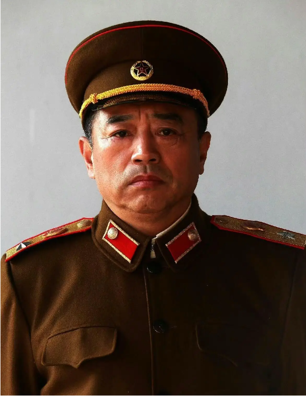 
麦克阿瑟在彭老总面前被打得丢盔卸甲，换李奇微以后，李奇微比麦克阿瑟厉害一些，计