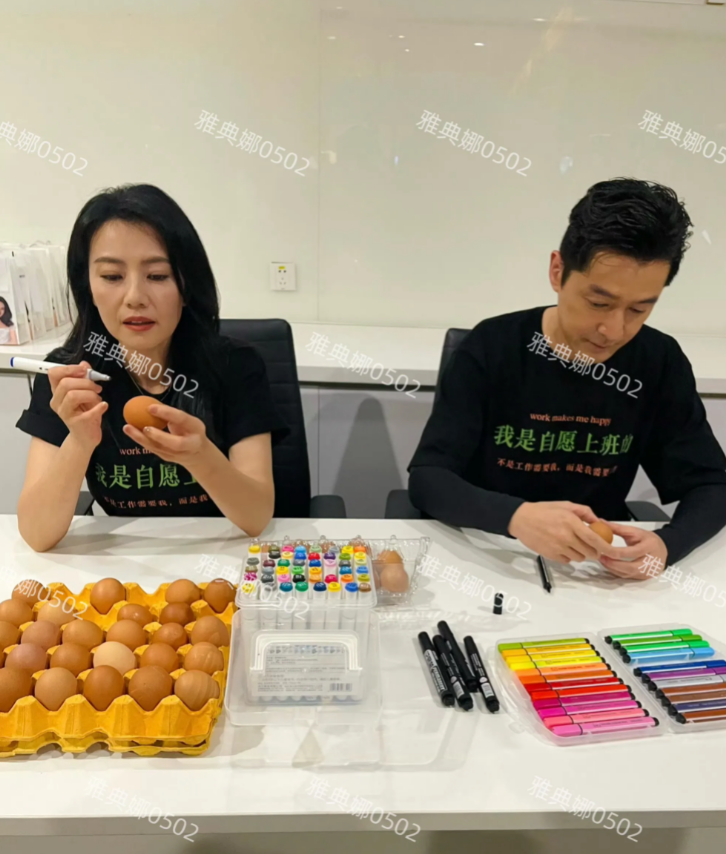 高圆圆和胡歌很认真的在画鸡蛋，高圆圆五官非常美眼睛又大又水灵特别漂亮，就是皮肤比