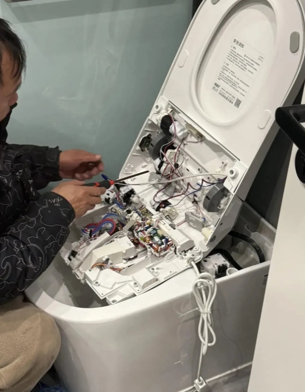 福建，一名女子家的马桶出了点问题，于是请了修马桶的师傅来维修。

师傅一边维修，