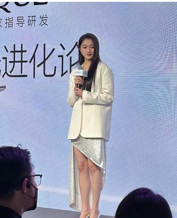 我的天啊！到底为啥给20几岁的小姑娘弄这个造型？娱乐圈四五十岁的人适合这种商务休