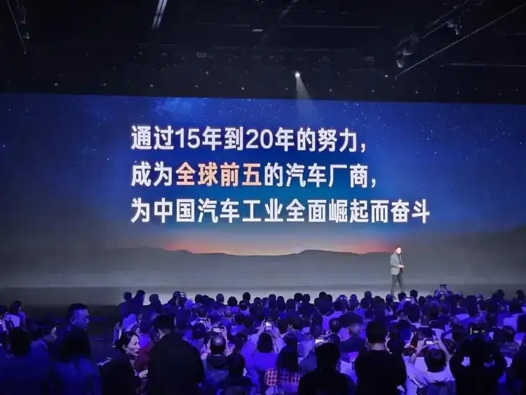现在觉得小米雷军造汽车是对的，因为手机产品最近几年基本上没有大的创新，几乎每代产