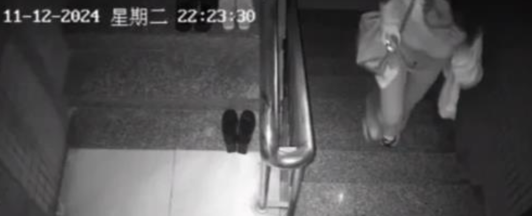 11月12日，一独居女子晚上回家，发现家门没关，她伸头看时，一陌生男子突然冲出来