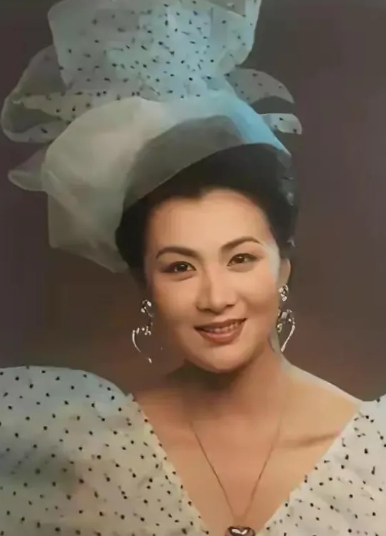 她曾是上世纪八十年代最有气质且最耐看的一位影视女演员，她曾在《围城》中饰演苏文纨