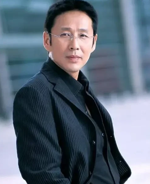 主持人问陈道明:“什么剧你不拍？”陈道明说:“抗日神剧我就不拍。”主持人不解:“
