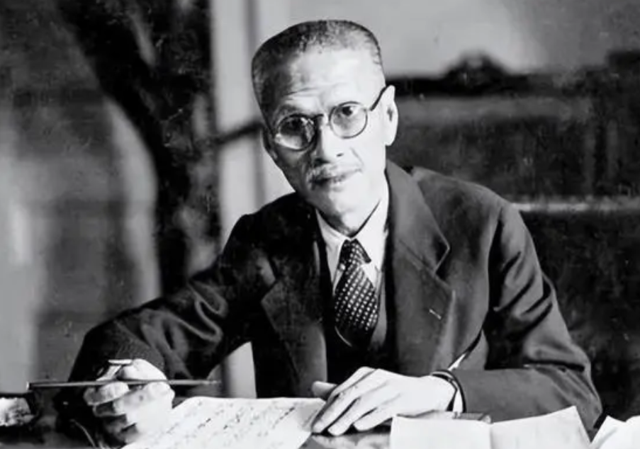 1945年，戴笠设了一个鸿门宴，50多名汉奸被他一一请进会场吃饭，宴会上觥筹交错