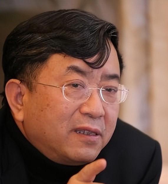 文坛巨匠”余秋雨一针见血指出：人老了，躺在病床上才明白，晚年的“靠山”，不是老伴