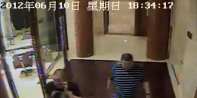 2012年，一名内蒙古的老板因欠了债主5000万不还，结果竟被债主直接装进铁笼，
