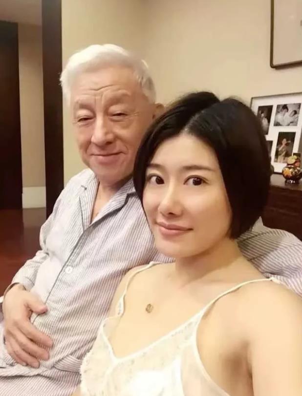 曹兴诚回应出轨照风波：不入流抹黑

曹兴诚20日出席某活动，在活动前的记者会上，