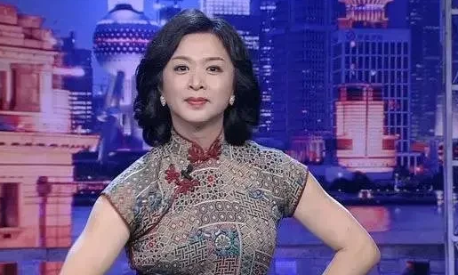 鲁豫问金星:“你家里有三个小孩一定很忙乱吧？”金星却说:“很轻松，一点也不忙乱。