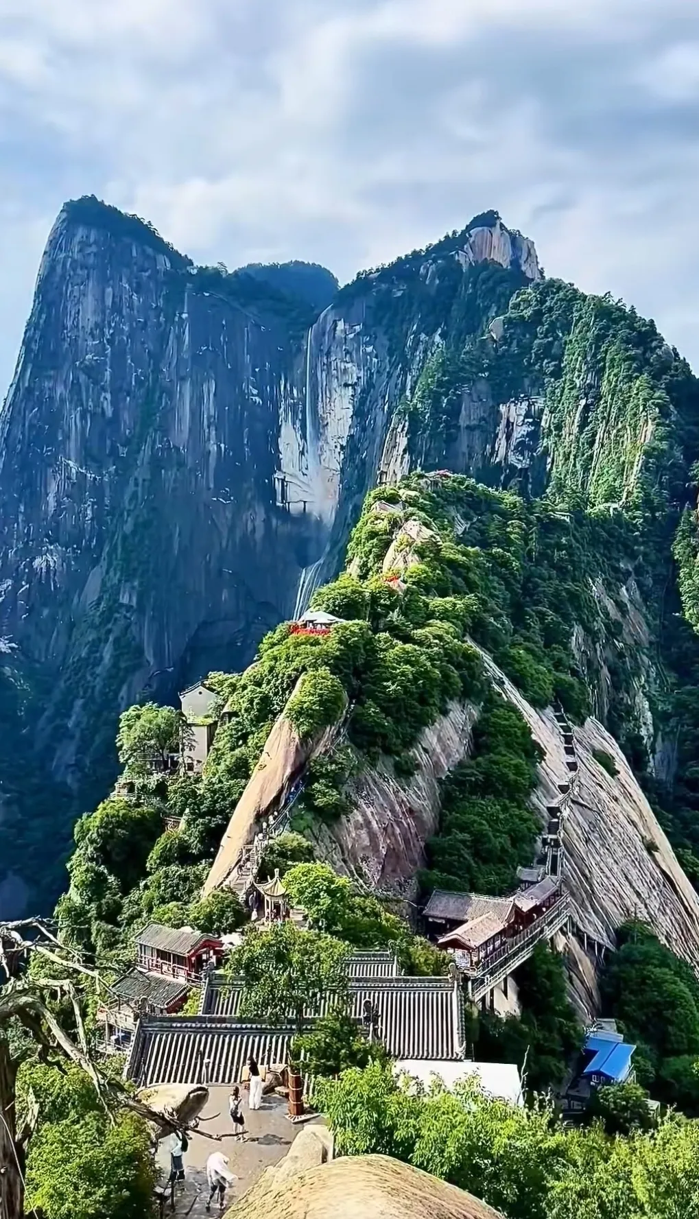 雨后西岳华山，云雾缭绕，宛如画境