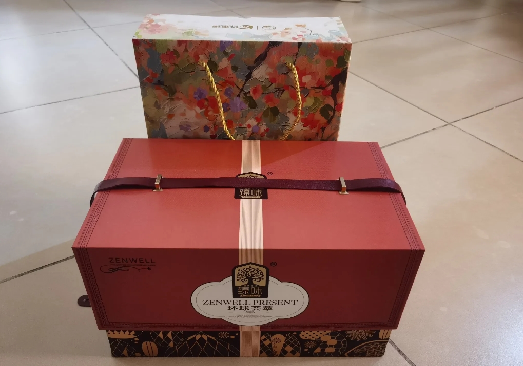 我发现，现在中秋送礼，送月饼的人少了。

以前每年中秋前，单位会发月饼，朋友间送