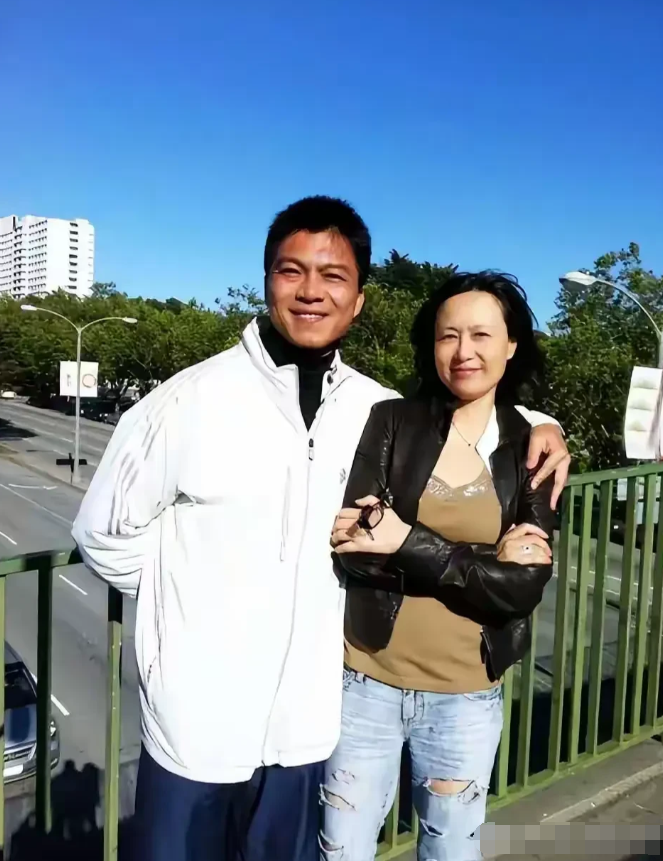 才知道，原来他们两位是一对夫妻。男的高大英俊，阳刚帅气，女的知性优雅，般配有夫妻