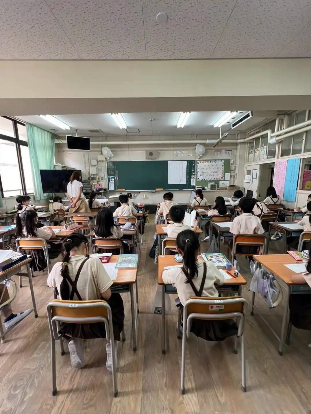 【日本的学校教师竞争率创下历史新低】
日本公立学校教师就业考试的竞争率在2024