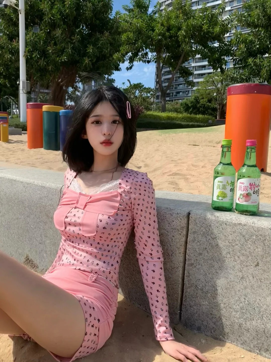 坐在沙滩上感受海风
小口喝🍻 大口呼吸
把思绪放空
没有什么比现在更惬意了