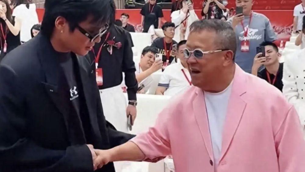 大跌眼镜？71岁的曾志伟参加网红活动偷看乔妹胸口，眼神猥琐还舔嘴唇