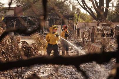 房子都烧没了，洛杉矶消防员及时出现了。