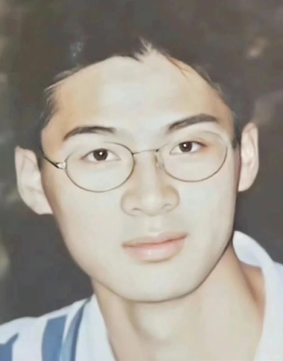 罗翔说:你学不进去，玩不尽兴，睡不踏实，心情不爽，浑身不对劲，却吃得特别多。没有