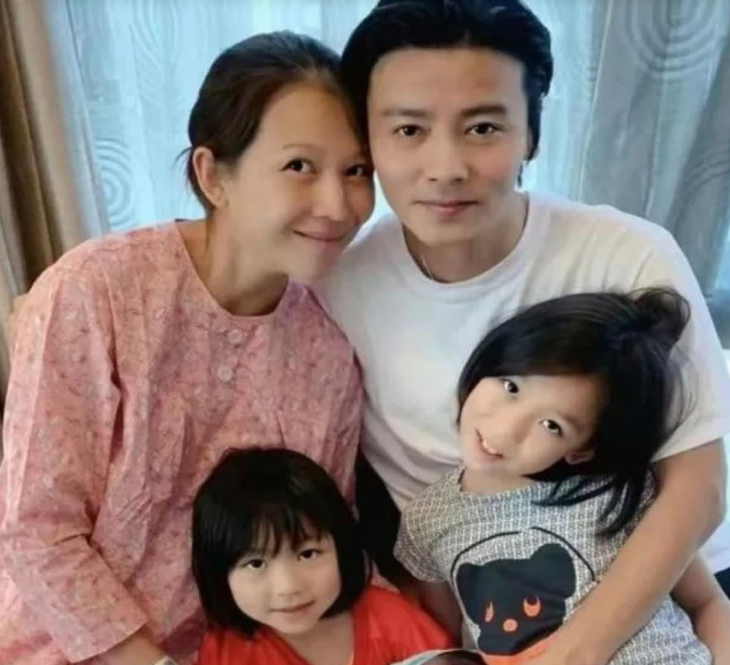 在节目里，主持人好奇地问蔡少芬，“怎么在香港住得这么差，只有80多平？”谁知，蔡