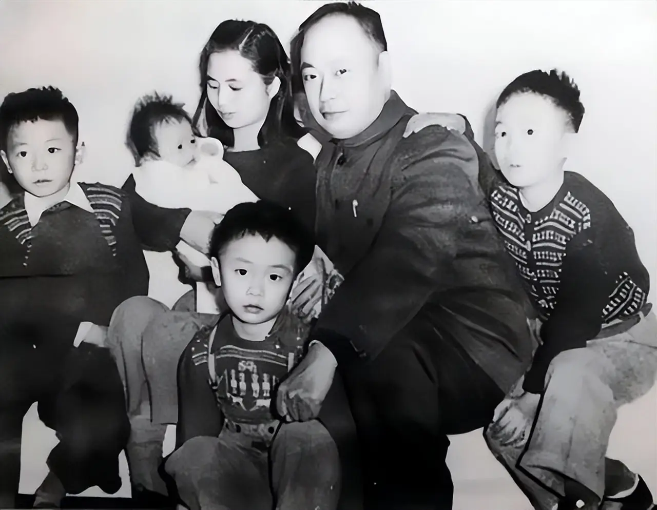 1949年，时任上海市长的陈毅，收到了抗日烈士谢晋元的妻子的信，信上要求政府一定