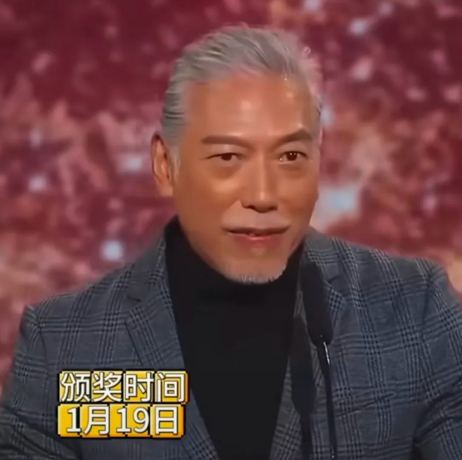 乌鸦哥出席颁奖典礼，调侃自己现在满头白发是“白鸽”。
真的很久没有在荧幕上看到乌