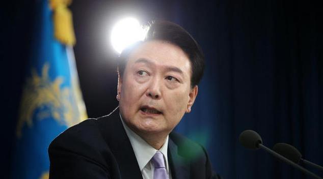 大势已去，尹锡悦承诺提前下台，韩国目光转向中国，中方斩钉截铁