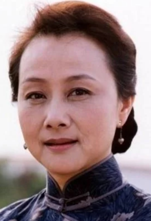 黄梅莹演艺界的常青树，家庭事业的完美典范