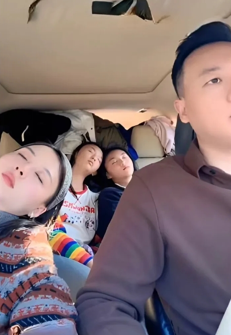 爸爸开车一人累，

全部放心大胆睡。

妈妈开车大不同，

尾句________
