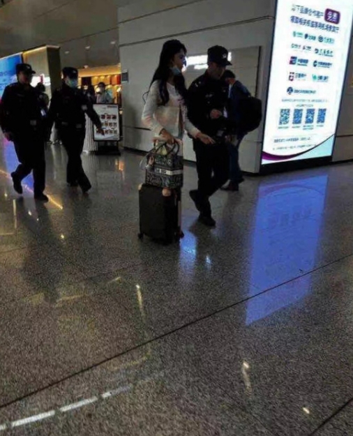 最新消息，放出易建联事件的京城乔姐，在机场被大盖帽叔叔带走调查了。
京城乔姐这个
