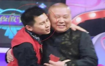 2007年，何云伟妻子向郭德纲告状，说他在外面和别人同居，郭德纲警告他：“再不和