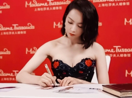 宋茜穿着低胸爆乳装签名写字，这个画面真的极度诱人，饱满的胸部因为挤压被顶得老高，