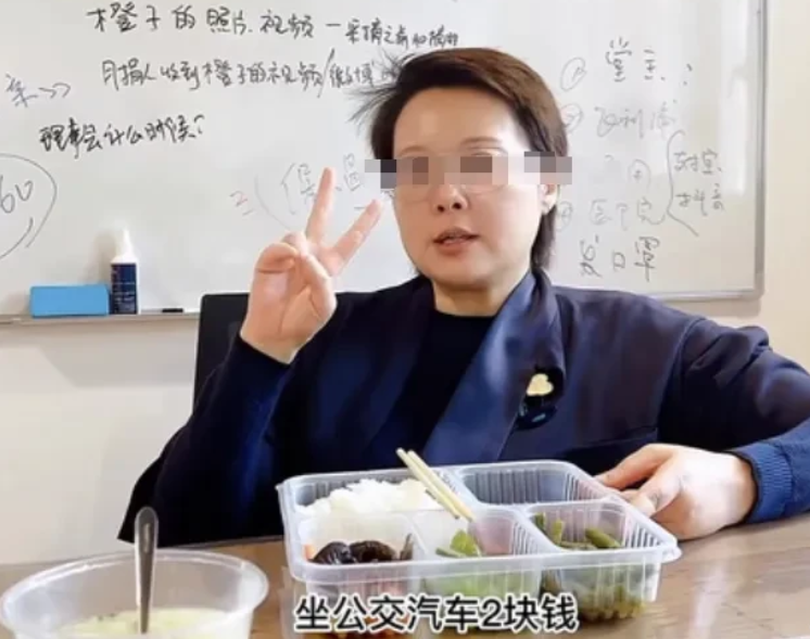 广东东莞，50岁的郑女士，通过多年打拼，从一名普通员工成为了一名管理组长，热爱工