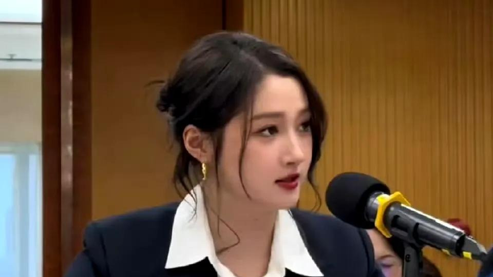 闫妮关晓彤出席《小巷人家》研讨会，关晓彤比红毯真的美太多了！