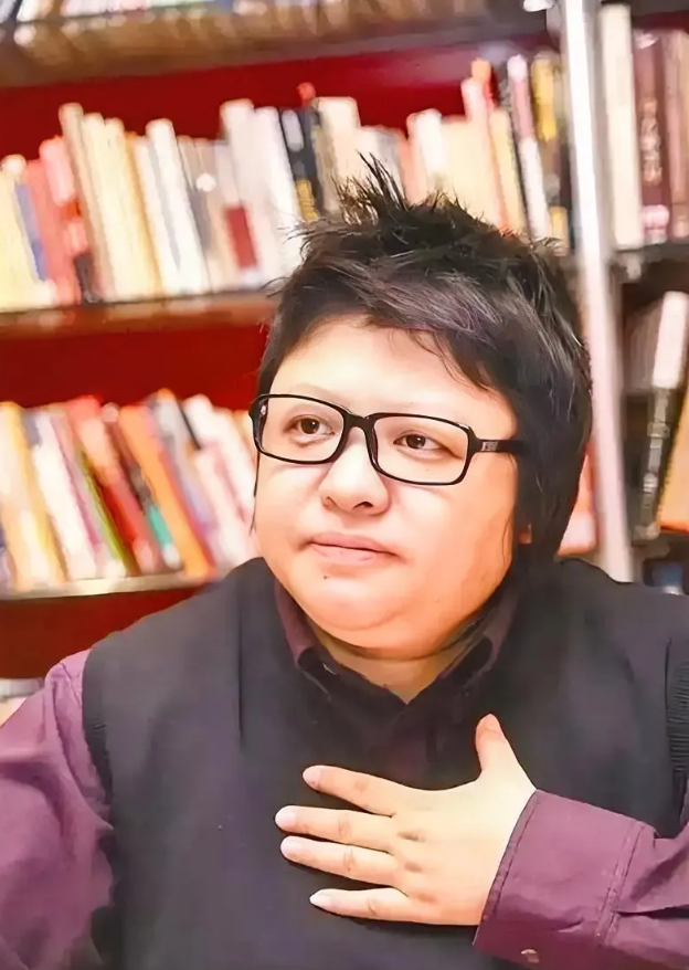 演员，韩红说，2008年，汶川地震的时候，大家称我的团队叫“五虎将”。我们5个人